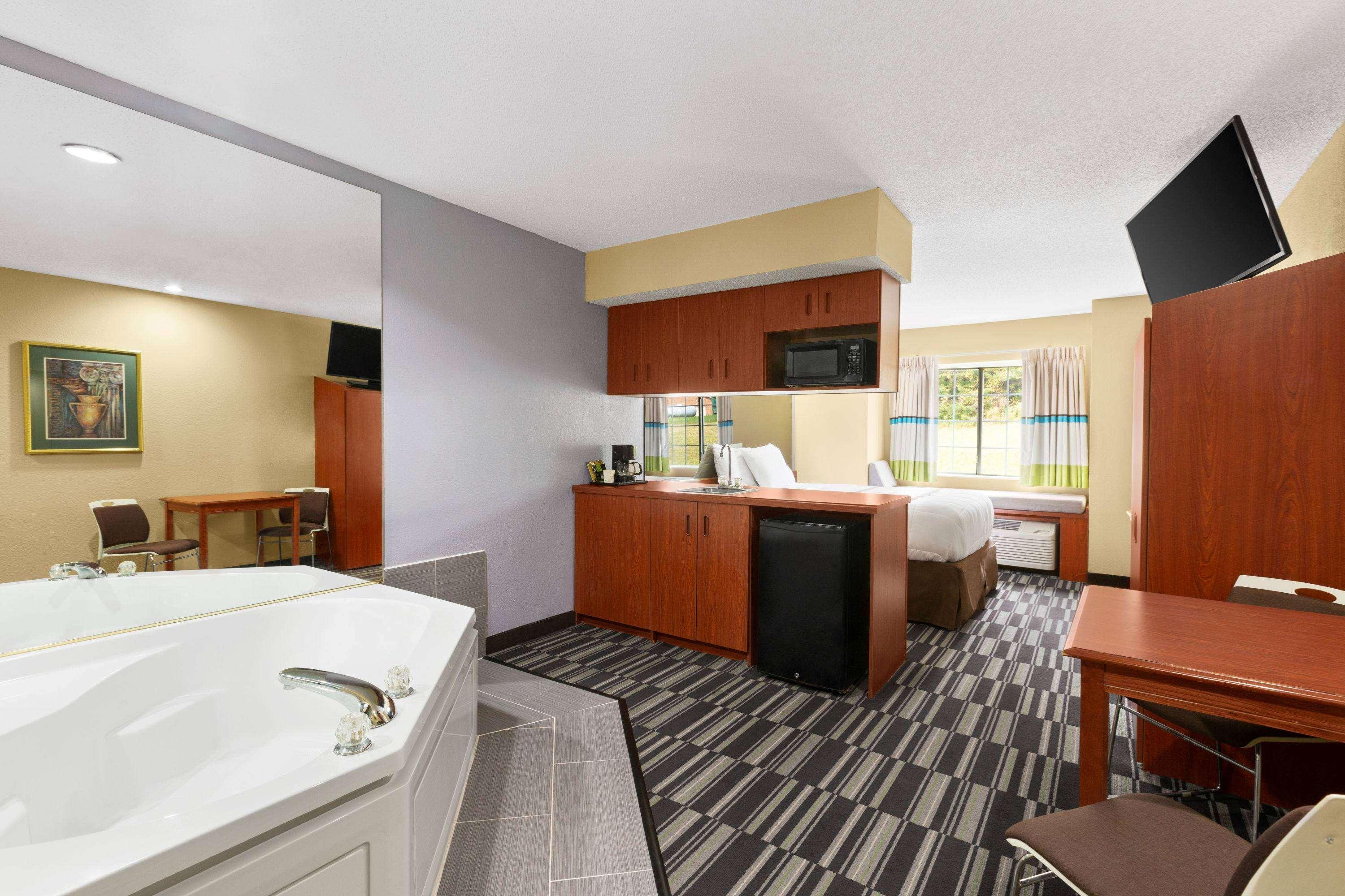 Microtel Inn & Suites By Wyndham Томасвил Екстериор снимка