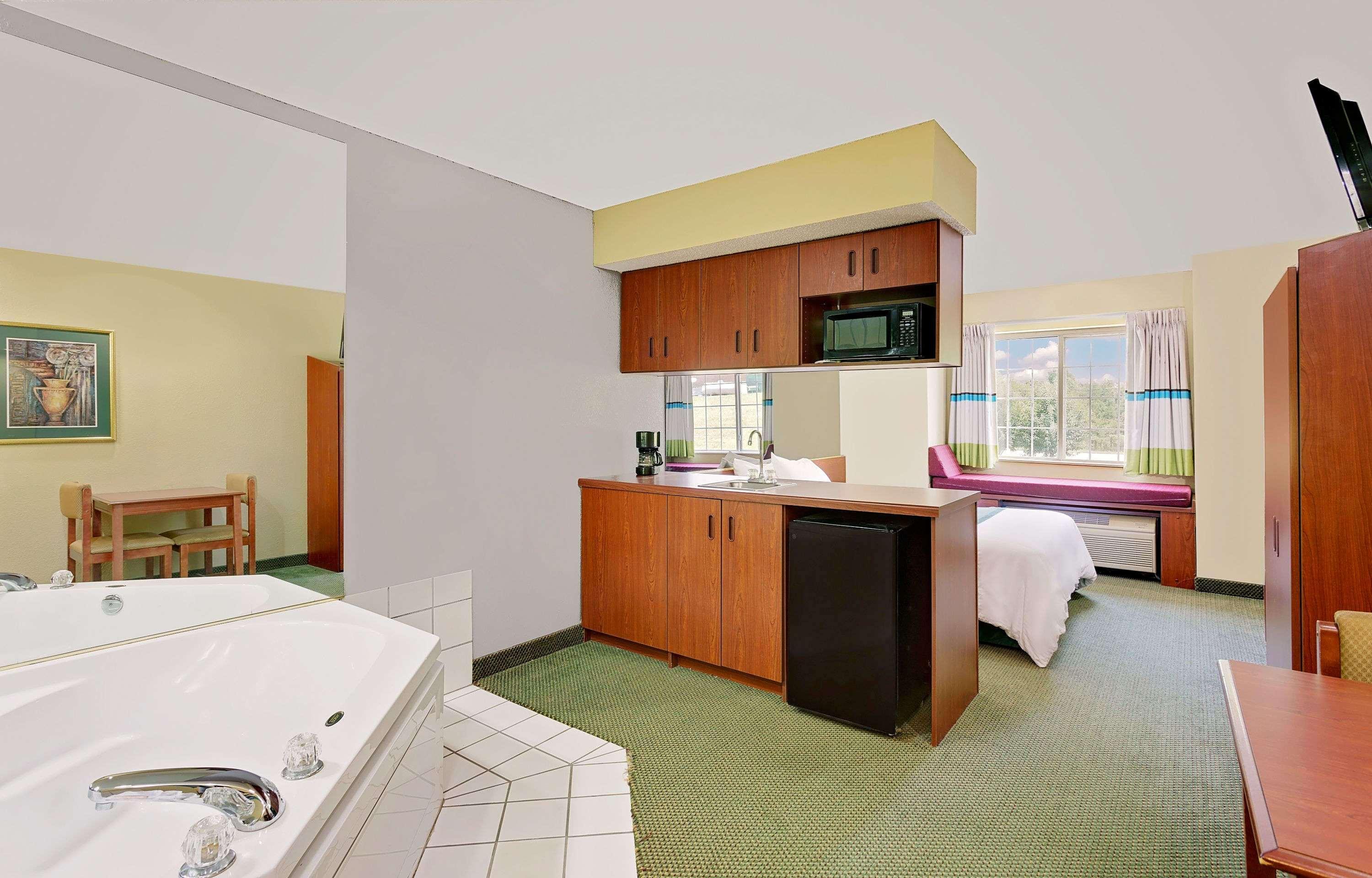 Microtel Inn & Suites By Wyndham Томасвил Екстериор снимка
